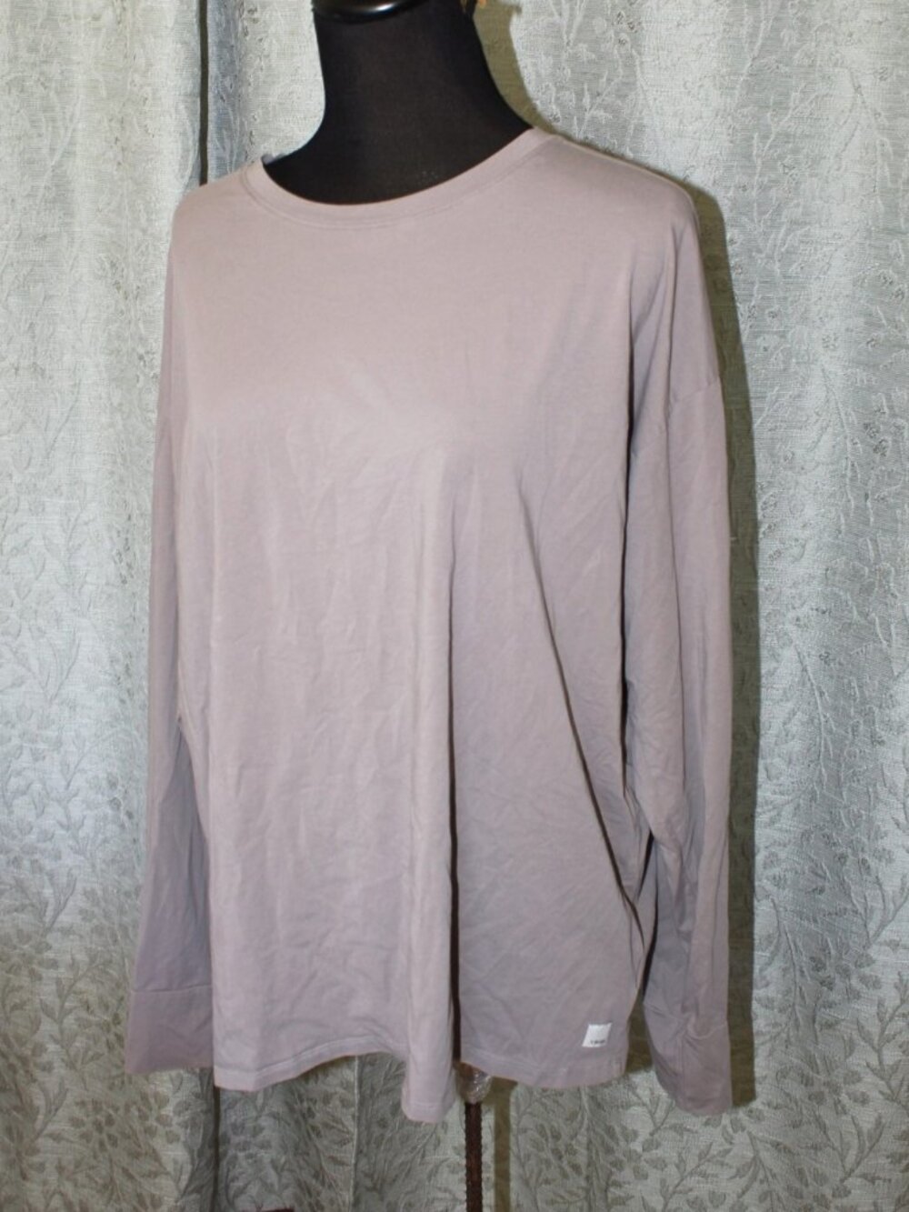 VUORI Women's Long-Sleeve Feather Tee size M Pull on Top Sporty Casual Outdoor